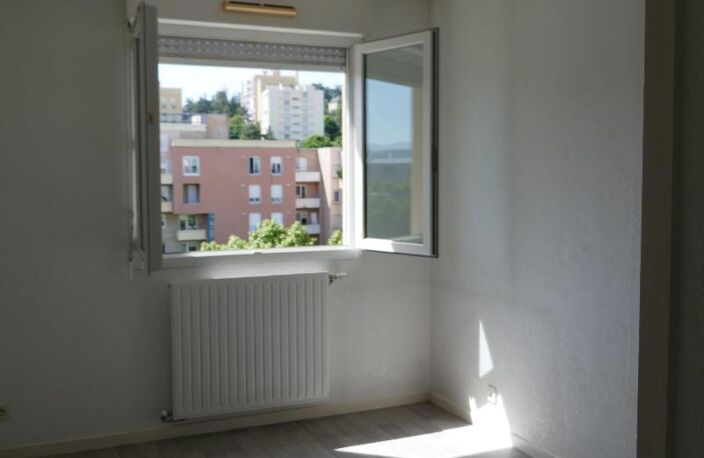 Location appartement 1 pièce 32 m² à Saint-Étienne (42000) — photo 3