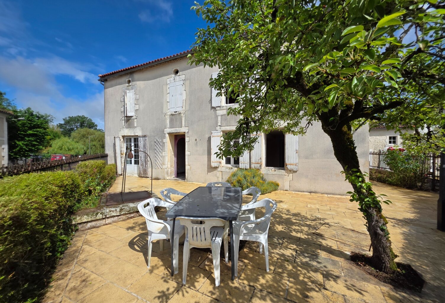 Grande maison en pierre à fort potentiel — photo 1