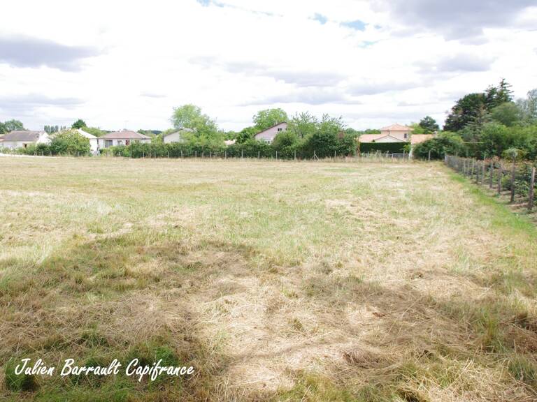 Terrain constructible à vendre de 1070 m² dans la commune de Savigny Lévescault — photo 1