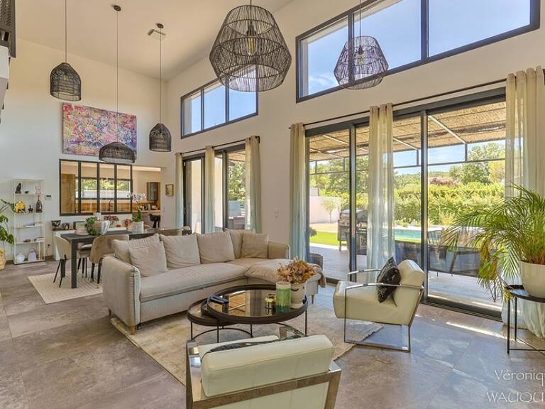 VILLA CONTEMPORAINE  DE PLAIN-PIED AVEC VUE PIC SAINT LOUP ET PISCINE PIERRE DE BALI — photo 1