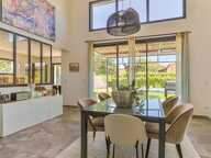 VILLA CONTEMPORAINE  DE PLAIN-PIED AVEC VUE PIC SAINT LOUP ET PISCINE PIERRE DE BALI — photo 3