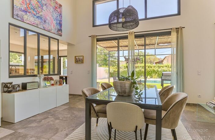VILLA CONTEMPORAINE  DE PLAIN-PIED AVEC VUE PIC SAINT LOUP ET PISCINE PIERRE DE BALI — photo 3