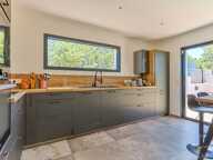 VILLA CONTEMPORAINE  DE PLAIN-PIED AVEC VUE PIC SAINT LOUP ET PISCINE PIERRE DE BALI — photo 4