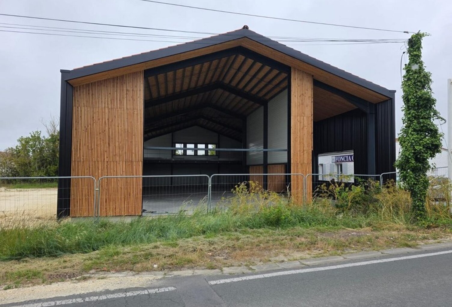 ST-PIERRE D'OLERON (17), A VENDRE emplacement N°1, Grand Bâtiment commercial neuf 396m² sur terrain 1.250m² — photo 1