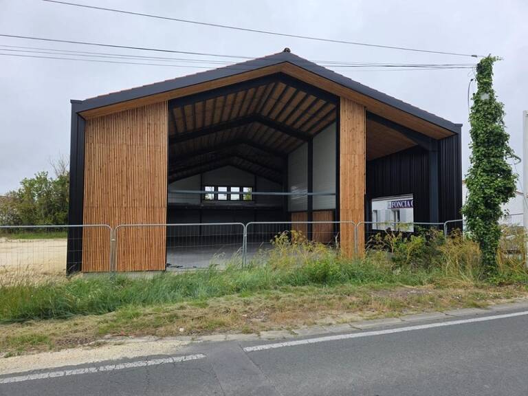 ST-PIERRE D'OLERON (17), A VENDRE emplacement N°1, Grand Bâtiment commercial neuf 396m² sur terrain 1.250m² — photo 1