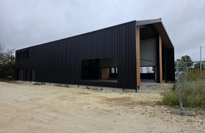 ST-PIERRE D'OLERON (17), A VENDRE emplacement N°1, Grand Bâtiment commercial neuf 396m² sur terrain 1.250m² — photo 2