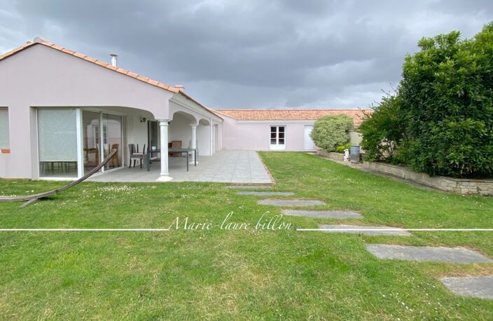 Maison à vendre 5 pièces, plain pied 3 chambres+bureau de 1998 avec 3 garages, parcelle 1345 m2 clos — photo 2