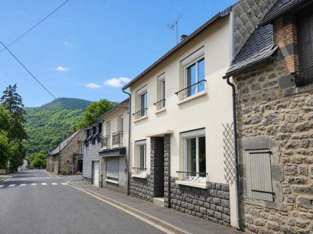 MONT-DORE – Maison de 140 m² sur 3 niveaux avec fort potentiel — photo du bien