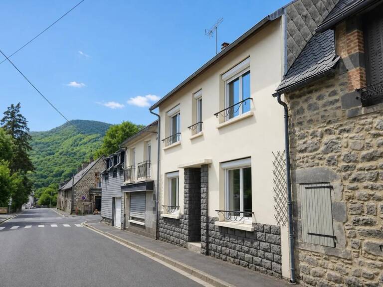 MONT-DORE – Maison de 140 m² sur 3 niveaux avec fort potentiel — photo 1