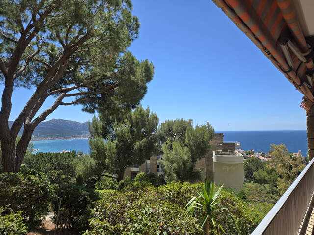 LES ALPILLES - T2/3 82 M2 - VUE MER - TERRASSE - PISCINE - — photo du bien