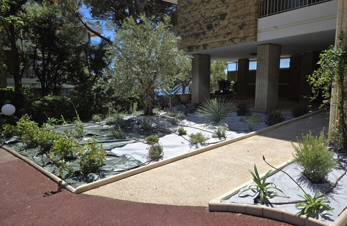 LES ALPILLES - T2/3 82 M2 - VUE MER - TERRASSE - PISCINE - — photo 2