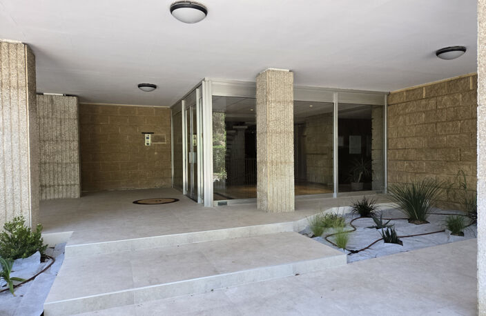 LES ALPILLES - T2/3 82 M2 - VUE MER - TERRASSE - PISCINE - — photo 4