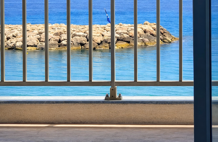 LES PIEDS DANS L'EAU à ROQUEBRUNE-CAP-MARTIN — photo 4