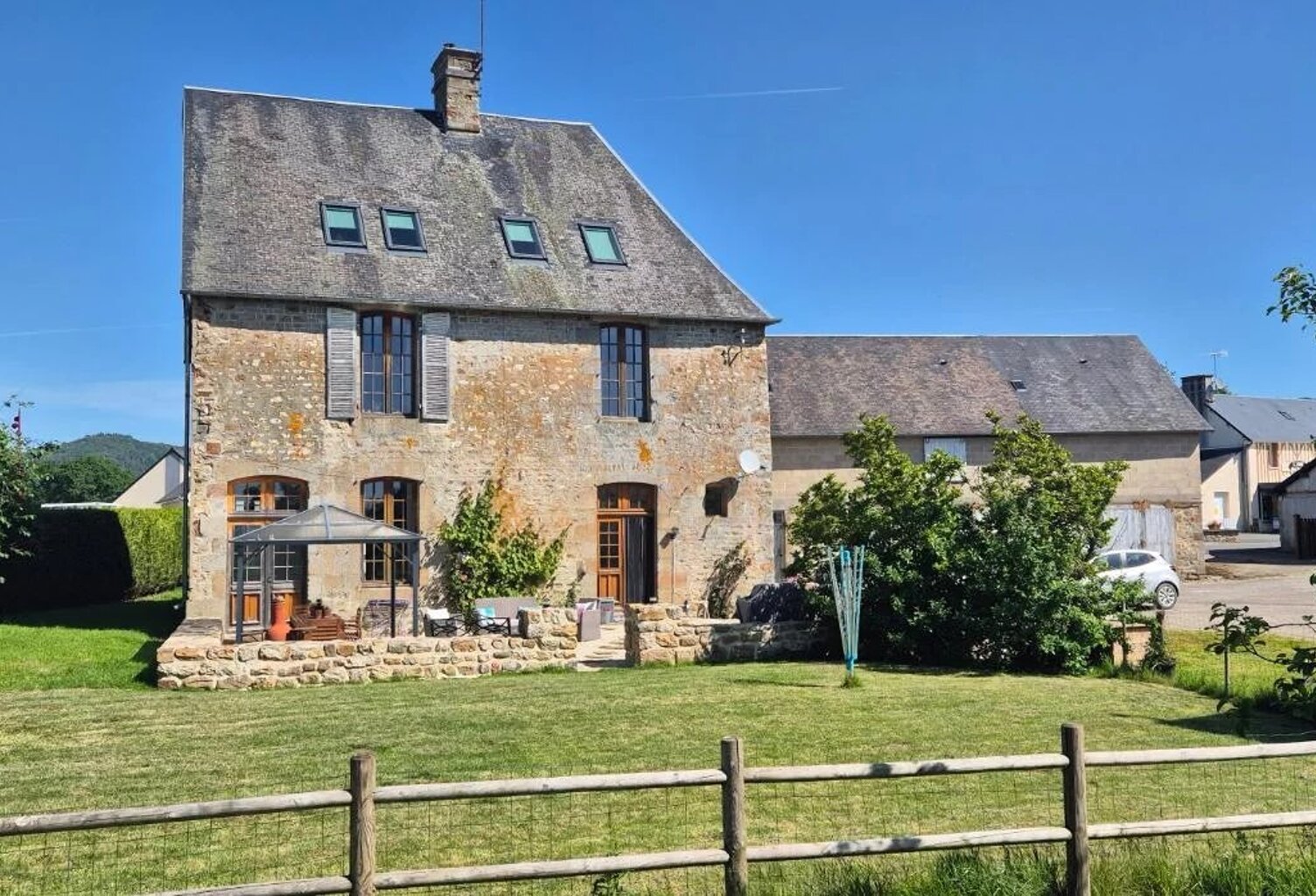 Magnifique maison de caractère en pierre, indépendante, comprenant 4 chambres et 4 dépendances, située sur un terrain de 3 091 m² dans un village près de Mortain — photo 1