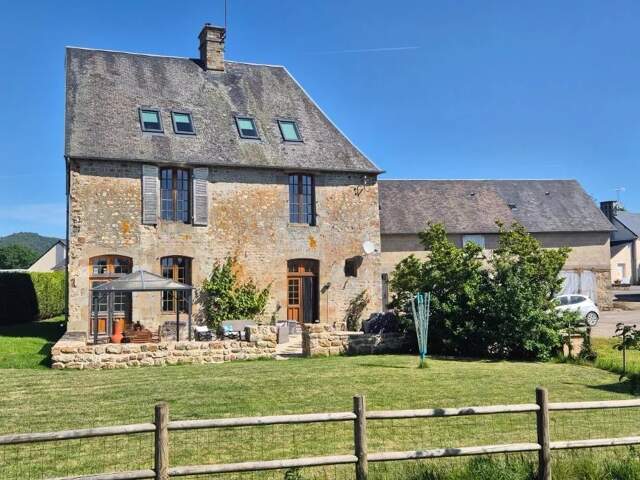 Magnifique maison de caractère en pierre, indépendante, comprenant 4 chambres et 4 dépendances, située sur un terrain de 3 091 m² dans un village près de Mortain — photo du bien