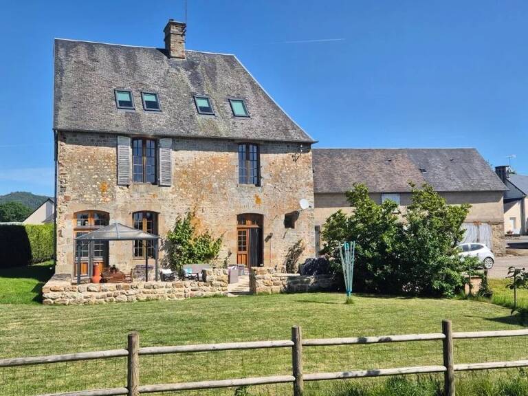 Magnifique maison de caractère en pierre, indépendante, comprenant 4 chambres et 4 dépendances, située sur un terrain de 3 091 m² dans un village près de Mortain — photo 1