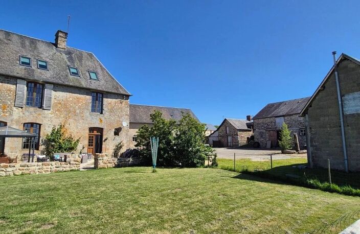 Magnifique maison de caractère en pierre, indépendante, comprenant 4 chambres et 4 dépendances, située sur un terrain de 3 091 m² dans un village près de Mortain — photo 2