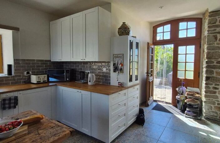 Magnifique maison de caractère en pierre, indépendante, comprenant 4 chambres et 4 dépendances, située sur un terrain de 3 091 m² dans un village près de Mortain — photo 3