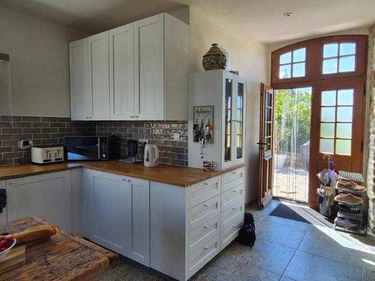 Magnifique maison de caractère en pierre, indépendante, comprenant 4 chambres et 4 dépendances, située sur un terrain de 3 091 m² dans un village près de Mortain — photo 1