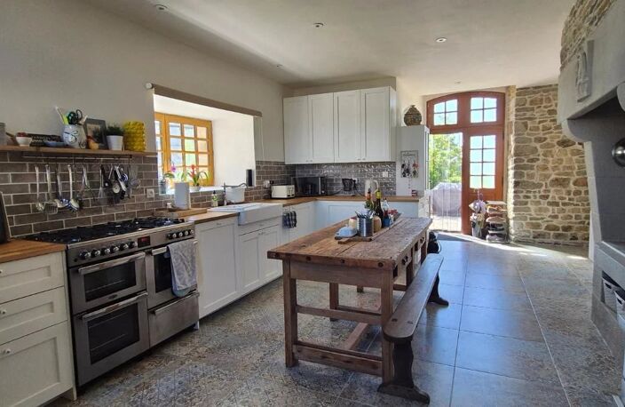 Magnifique maison de caractère en pierre, indépendante, comprenant 4 chambres et 4 dépendances, située sur un terrain de 3 091 m² dans un village près de Mortain — photo 4