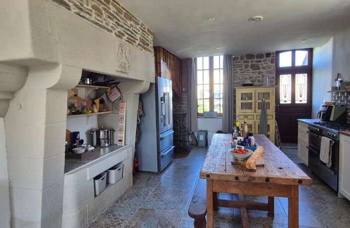Magnifique maison de caractère en pierre, indépendante, comprenant 4 chambres et 4 dépendances, située sur un terrain de 3 091 m² dans un village près de Mortain — photo 5