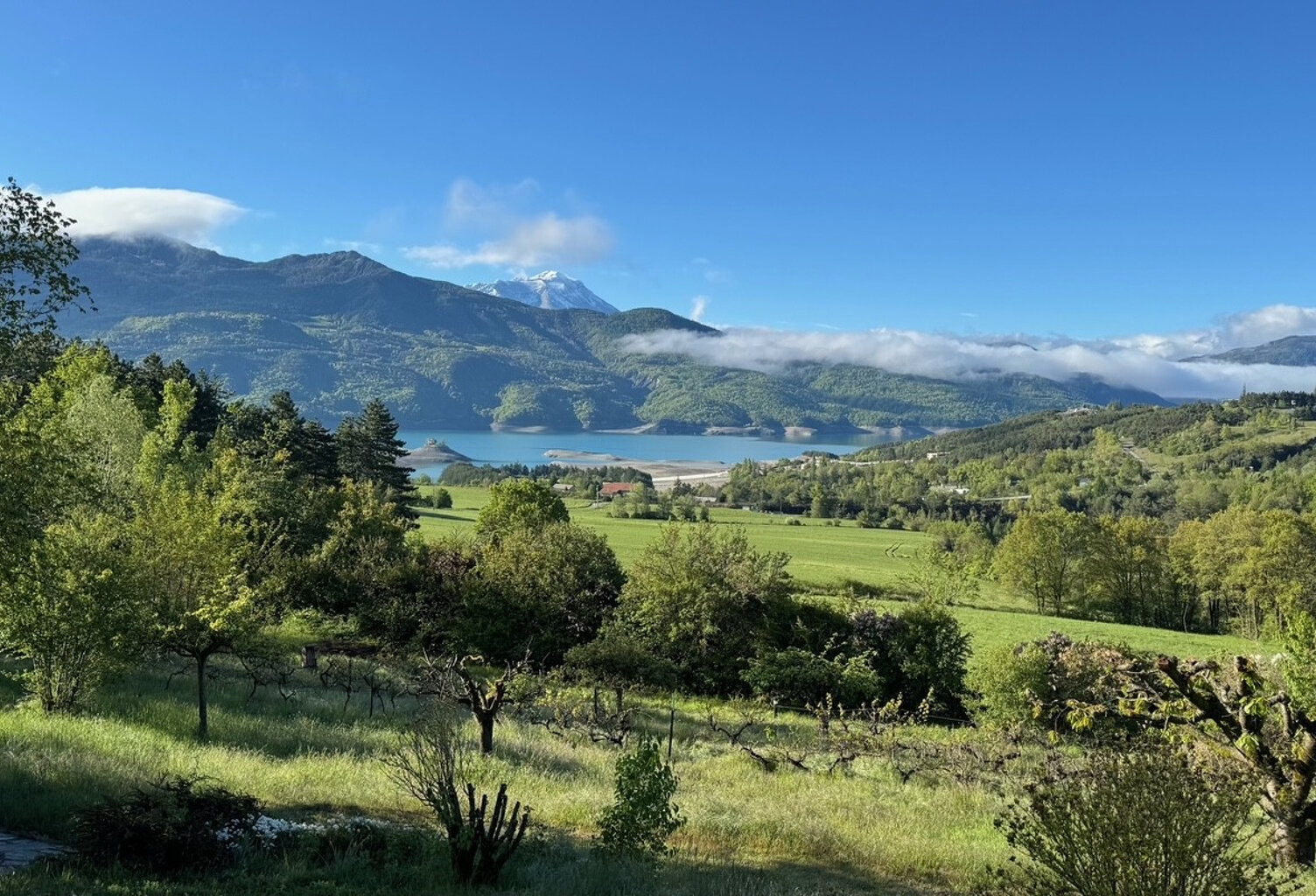 TERRAIN VIABILISE VUE LAC DE  SERRE-PONCON -PERMIS DE CONSTRUIRE PURGE — photo 1
