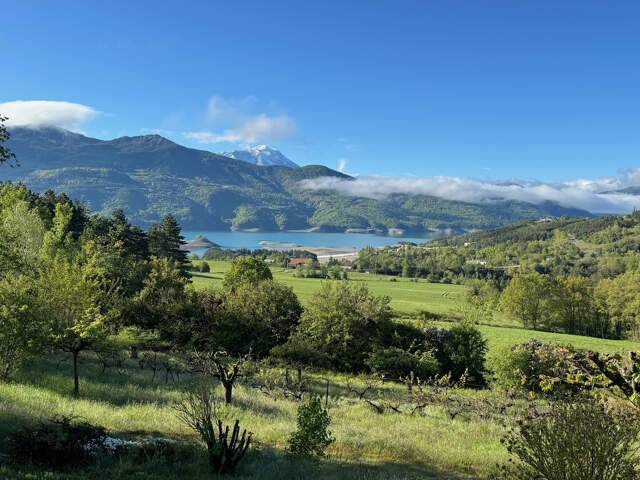 TERRAIN VIABILISE VUE LAC DE  SERRE-PONCON -PERMIS DE CONSTRUIRE PURGE — photo du bien