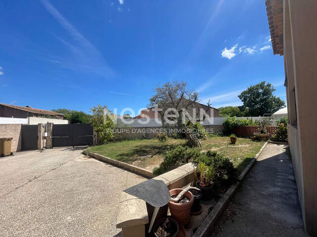 Port-de-Bouc - A vendre une grande maison  principale de 5 pièces et une annexe de 30m2 attenante à la maison avec une chambre, cuisine, salle d'eau et une piscine couverte avec cuisine d'été, un grand garage, — photo du bien