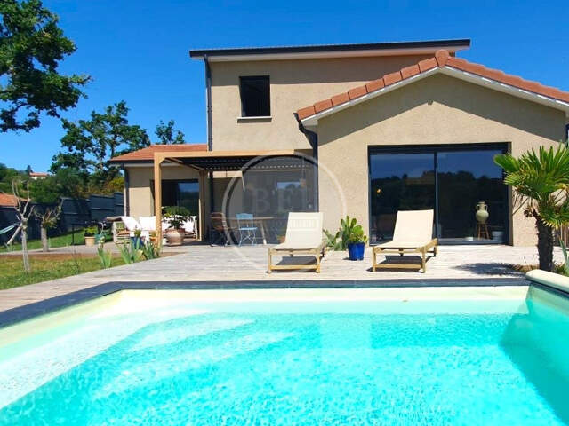 villa avec piscine — photo du bien