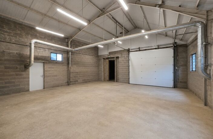 Local d'activité de 352 m² - ALLUY (58) - Showroom, bureau, ateliers et stockage - terrain 1 354 m² — photo 5