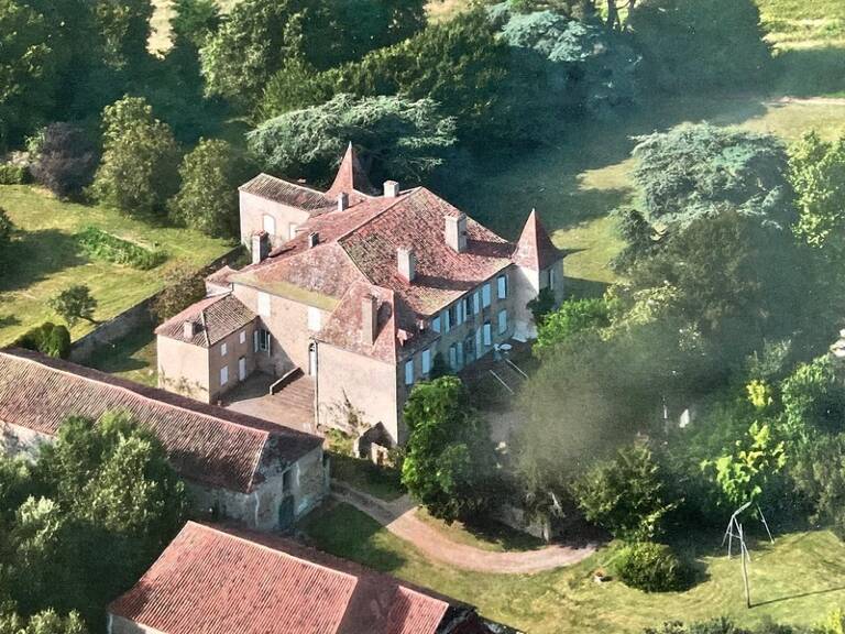 Gers(32), TRES BEAU CHATEAU DE FAMILLE 45HA avec dependances, un peu caché, en position dominante, une belle histoire — photo 1