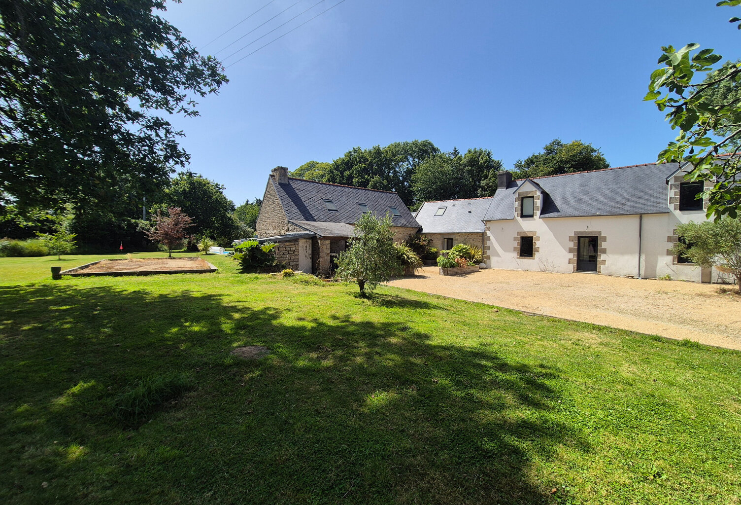 TREMEOC (29) – Corps de ferme rénové de 225 m² au sol avec piscine, studio indépendant, penty et jardin arboré — photo 1