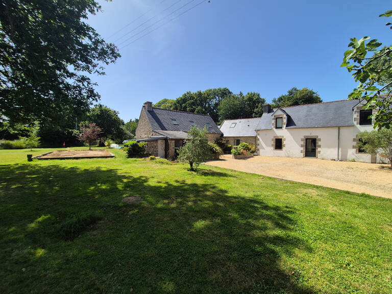 TREMEOC (29) – Corps de ferme rénové de 225 m² au sol avec piscine, studio indépendant, penty et jardin arboré — photo 1