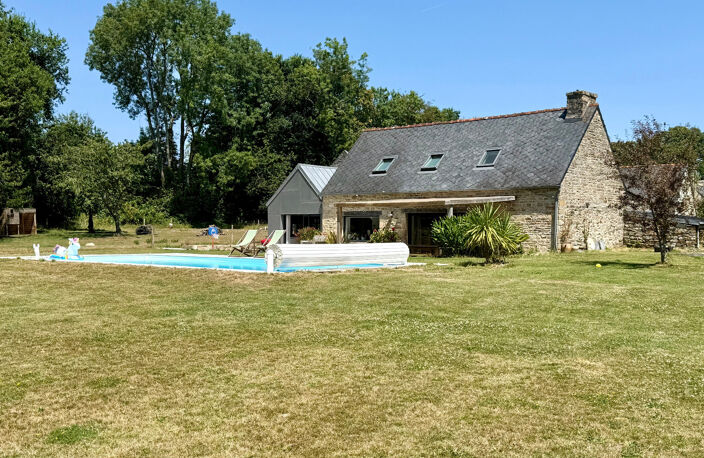TREMEOC (29) – Corps de ferme rénové de 225 m² au sol avec piscine, studio indépendant, penty et jardin arboré — photo 2