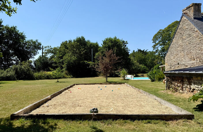 TREMEOC (29) – Corps de ferme rénové de 225 m² au sol avec piscine, studio indépendant, penty et jardin arboré — photo 3