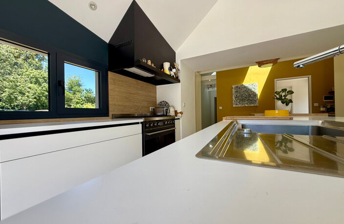 TREMEOC (29) – Corps de ferme rénové de 225 m² au sol avec piscine, studio indépendant, penty et jardin arboré — photo 4