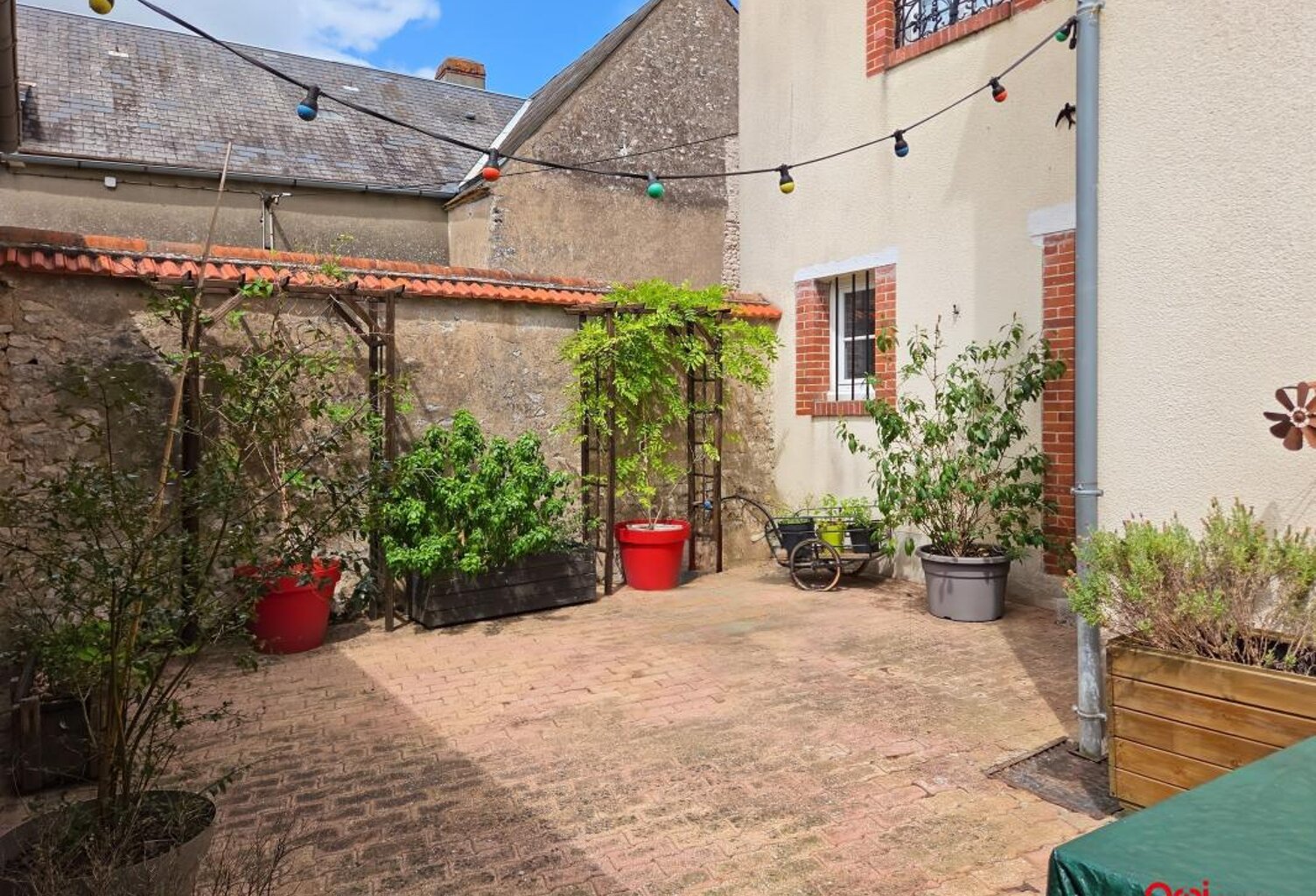   Maison de ville de 4 pièces – Fort potentiel, cour et dépendance   Idéalement située au cœur d'une commune dynamique, découvrez cette charmante maison offrant de beaux volumes et de nombreuses possibilités d'aménagement pour s'adapter à votre projet d — photo 1