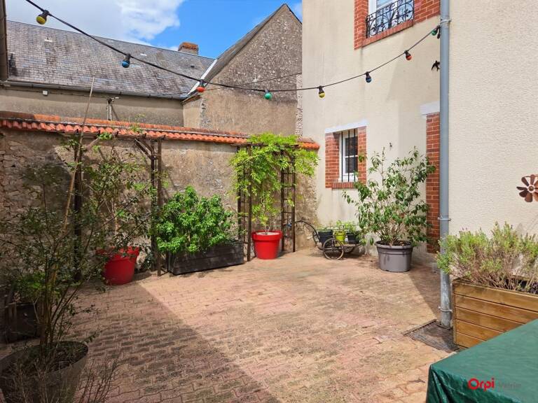   Maison de ville de 4 pièces – Fort potentiel, cour et dépendance   Idéalement située au cœur d'une commune dynamique, découvrez cette charmante maison offrant de beaux volumes et de nombreuses possibilités d'aménagement pour s'adapter à votre projet d — photo 1
