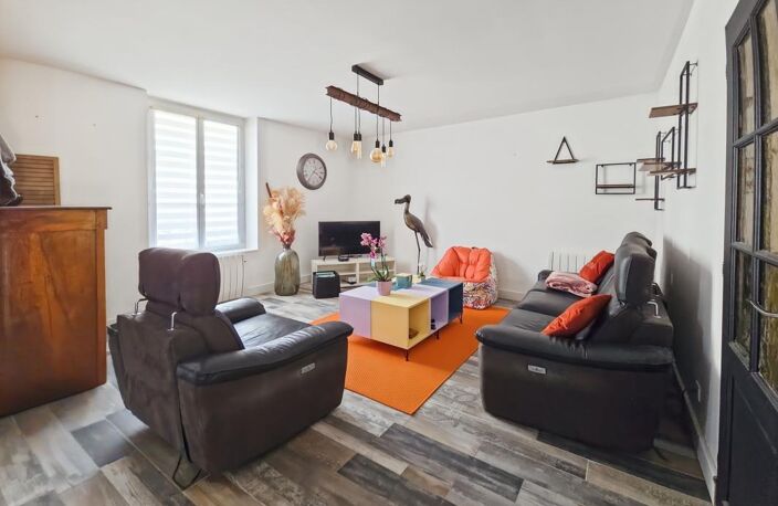   Maison de ville de 4 pièces – Fort potentiel, cour et dépendance   Idéalement située au cœur d'une commune dynamique, découvrez cette charmante maison offrant de beaux volumes et de nombreuses possibilités d'aménagement pour s'adapter à votre projet d — photo 2