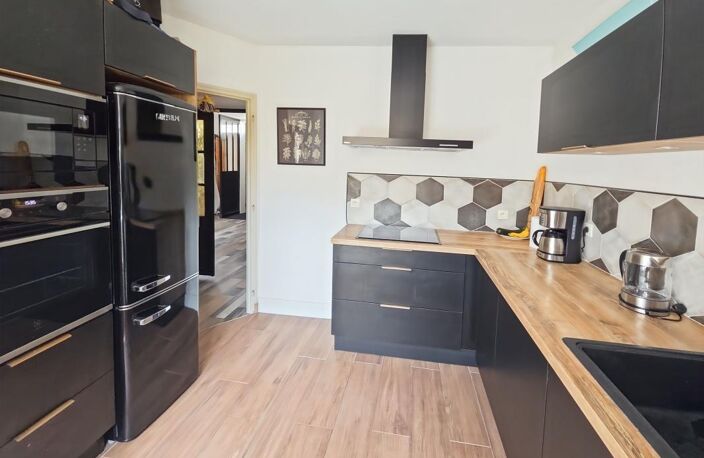   Maison de ville de 4 pièces – Fort potentiel, cour et dépendance   Idéalement située au cœur d'une commune dynamique, découvrez cette charmante maison offrant de beaux volumes et de nombreuses possibilités d'aménagement pour s'adapter à votre projet d — photo 4