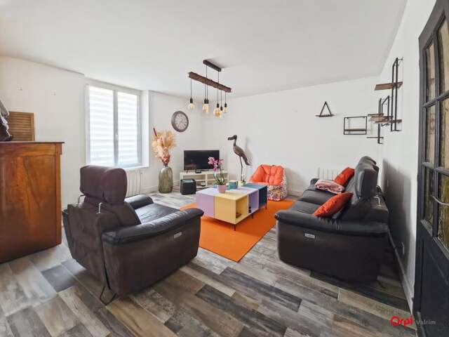 🏡 Maison de ville de 4 pièces – Fort potentiel, cour et dépendance 🌟 Idéalement située au cœur d'une commune dynamique, découvrez cette charmante maison offrant de beaux volumes et de nombreuses possibilités d'aménagement pour s'adapter à votre projet d — photo du bien
