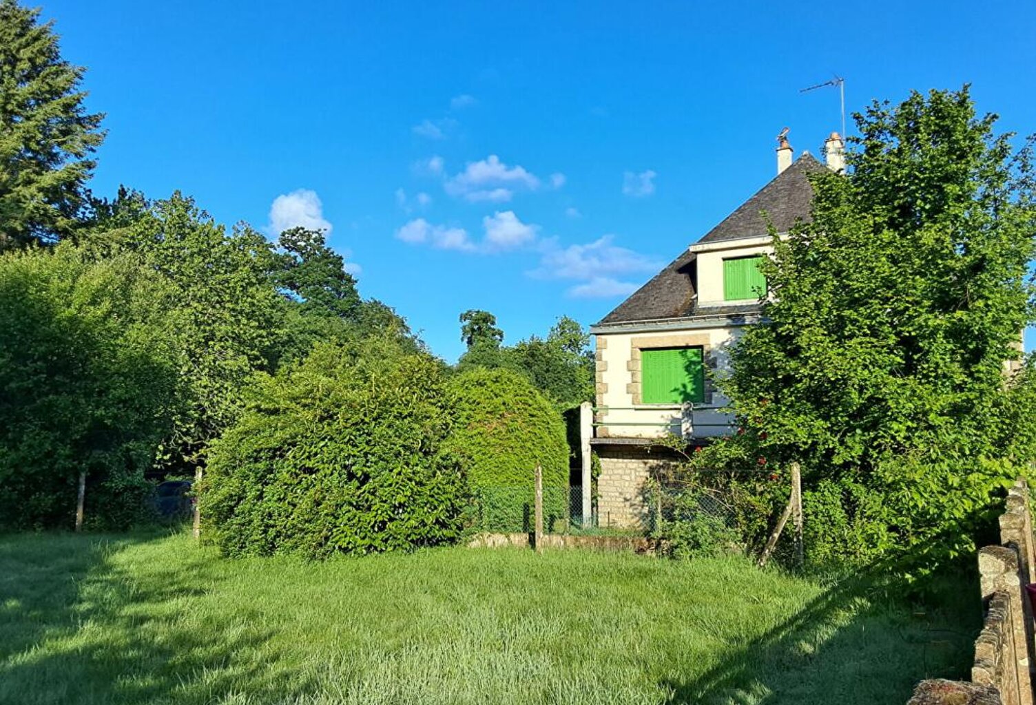 Maison des années 60 indépendante  sur un grand terrain à fort potentiel Aux portes de la forêt (Morbihan) — photo 1