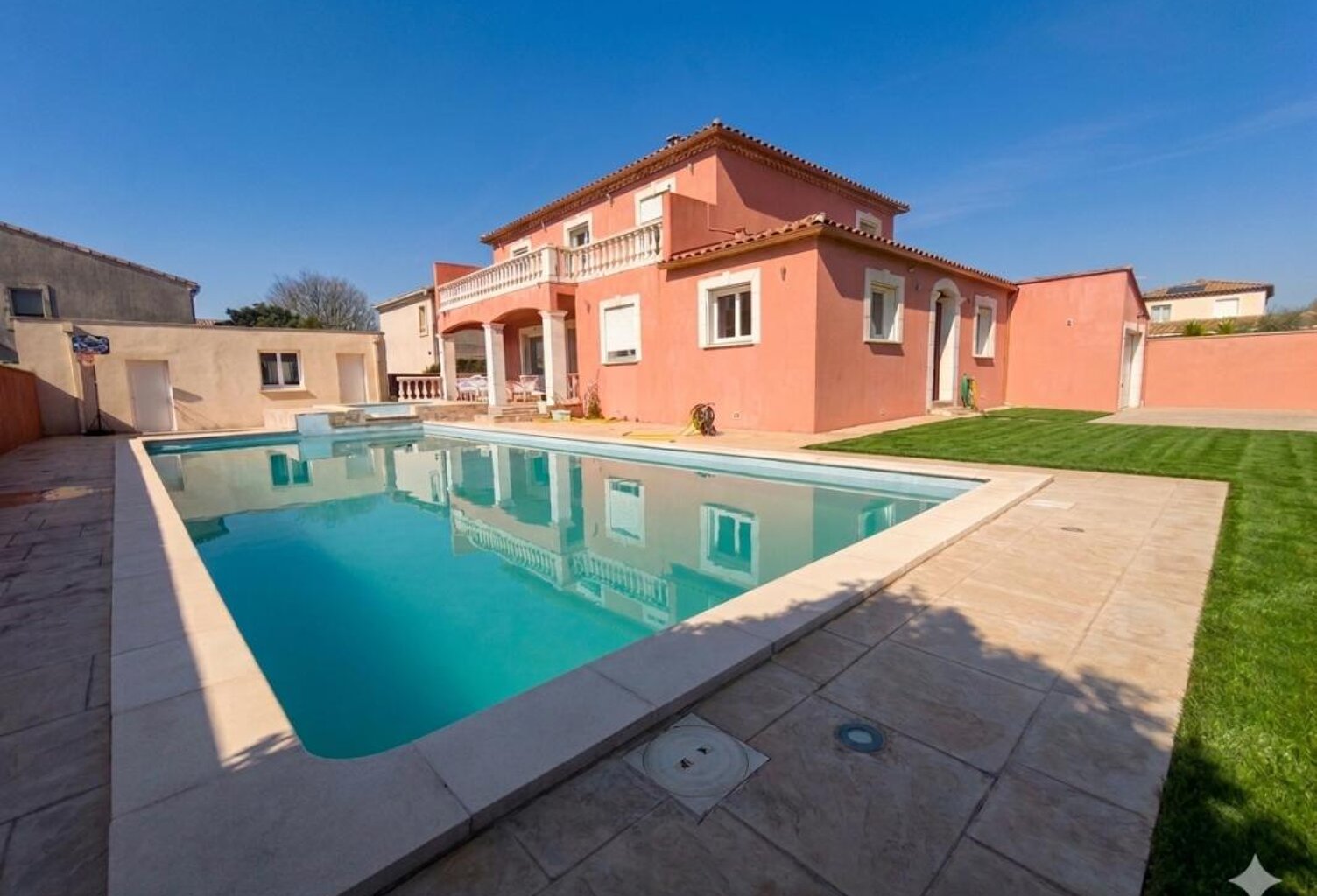 Villa d'exception dans le secteur Nîmes, 198m², jardin, piscine, spa — photo 1