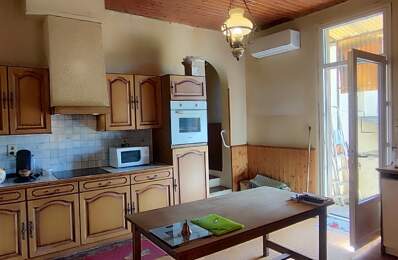 LALINDE ! Maison sur 2 niveaux à rénover const de l'année 1960 et 1975, 102 m² sh 5 chambres composée: séjour salon, cuisine aménagée, 3 chambres, salle d'eau, wc, au 1er un grenier aménageable, 2 pièces pouvant servir de chambre, Sous-sol grand garage atelier, terrain de 411 m²en partie clos.chambres de   — photo du bien