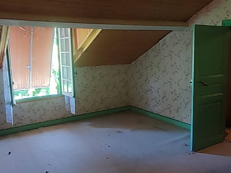 LALINDE ! Maison sur 2 niveaux à rénover const de l'année 1960 et 1975, 102 m² sh 5 chambres composée: séjour salon, cuisine aménagée, 3 chambres, salle d'eau, wc, au 1er un grenier aménageable, 2 pièces pouvant servir de chambre, Sous-sol grand garage atelier, terrain de 411 m²en partie clos.chambres de   — photo 1