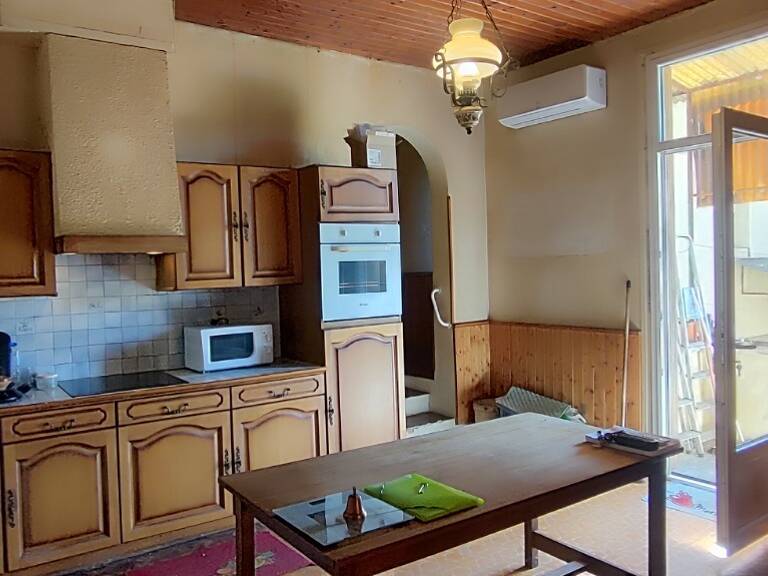 LALINDE ! Maison sur 2 niveaux à rénover const de l'année 1960 et 1975, 102 m² sh 5 chambres composée: séjour salon, cuisine aménagée, 3 chambres, salle d'eau, wc, au 1er un grenier aménageable, 2 pièces pouvant servir de chambre, Sous-sol grand garage atelier, terrain de 411 m²en partie clos.chambres de   — photo 1