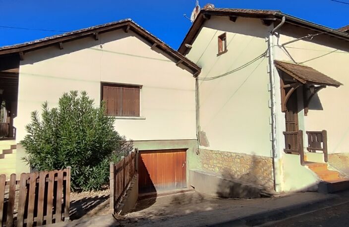 LALINDE ! Maison sur 2 niveaux à rénover const de l'année 1960 et 1975, 102 m² sh 5 chambres composée: séjour salon, cuisine aménagée, 3 chambres, salle d'eau, wc, au 1er un grenier aménageable, 2 pièces pouvant servir de chambre, Sous-sol grand garage atelier, terrain de 411 m²en partie clos.chambres de   — photo 3
