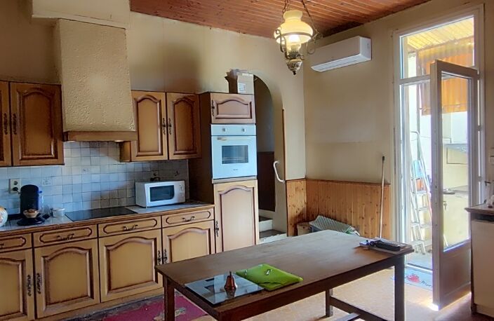 LALINDE ! Maison sur 2 niveaux à rénover const de l'année 1960 et 1975, 102 m² sh 5 chambres composée: séjour salon, cuisine aménagée, 3 chambres, salle d'eau, wc, au 1er un grenier aménageable, 2 pièces pouvant servir de chambre, Sous-sol grand garage atelier, terrain de 411 m²en partie clos.chambres de   — photo 5