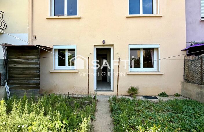 Maison avec garage et jardin clôturé — photo 2
