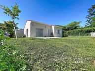 Maison en brique récente plain-pied avec jardin — photo 2